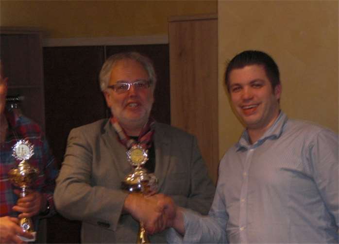 Vorsitzender Mathias Koslowski (rechts) überreicht dem Vereinsmeister Wolfgang Kutzner den Siegerpokal.