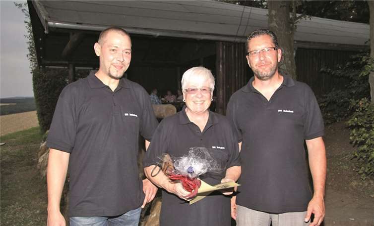 Vorsitzender Michael Freund (r.) und sein Stellvertreter Dirk Kreier (l.) ehrten Margot Wagner für ihre 25-jährige Vereinszugehörigkeit mit einer Urkunde und dankten ihnen mit einem Präsent.