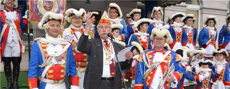 Vorsitzender Michael Tillmann und Musiker Uwe Janssen wurden mit der RKK-Verdienstmedaille in Silber durch Willi Fuhrmann geehrt. Foto: AB