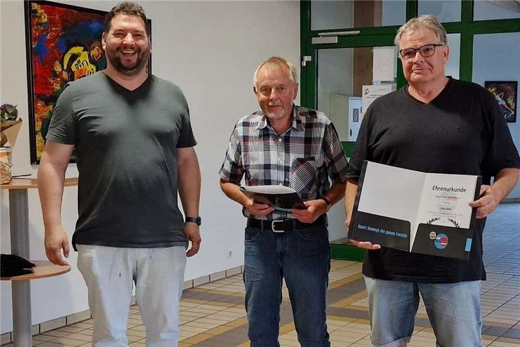 Vorsitzender Mirko Menzenbach zeichnete die neuen Ehrenmitglieder Bruno Pung und Arno Both aus. Inge Mendling konnte an der JHV nicht teilnehmen.  Foto: Joffrey Will/SV Urmitz