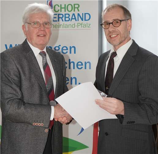 Vorsitzender Nerger zeichnete Günther Klein aus. Der verdiente Chorleiter erhielt die Ehrenurkunde und die Bronzene Ehrennadel des Chroverbands Rheinland-Pfalz.