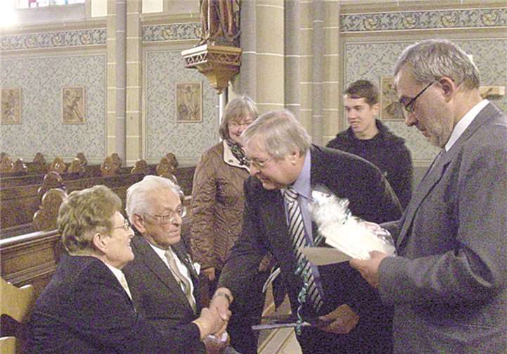Vorsitzender Norbert Diederichs gratuliert dem Jubelpaar.privat