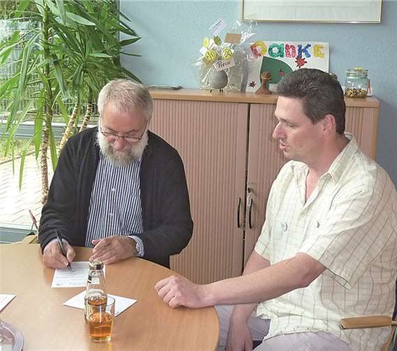 Vorsitzender Oliver Hartmann und Dr. Alfred Marmann bei der Unterzeichnung des Mitgliedsantrags.privat