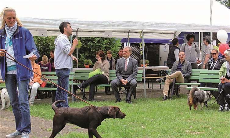 Vorsitzender Ozan Stoll begrüßte de Gäste zum Jubiläums-Sommerfest der Tierschützer. DL