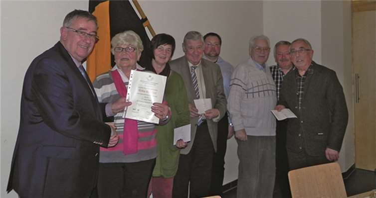 Vorsitzender Paul Gieler bei der Ehrung von Erika Kriechel und Übereichung der Spenden.privat