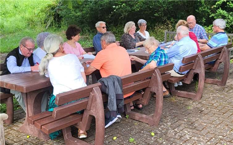 Vorsitzender Paul Kreutz konnte die Versammlung dieses Mal auf dem neu bestuhlten Grillplatz begrüßen. Foto: privat
