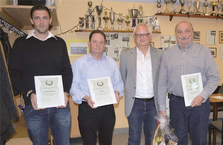 Vorsitzender Peter Filla (2.v.r) ehrte (v.l.) Fabian Bücklers (20 Jahre), Willi Pax (50 Jahre) und Hans-Hermann Müller (60 Jahre). AB