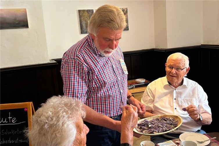 Vorsitzender Peter Gillrath ließ die Besucher der fairen Kaffeetafel mehrere Weltladenprodukte direkt an ihrem Sitzplatz probieren. Die Resonanz war positiv.