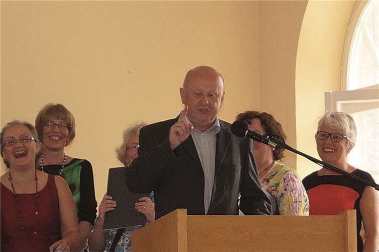 Vorsitzender Peter Gräf begrüßte die Geburtstagsgäste mit Humor.