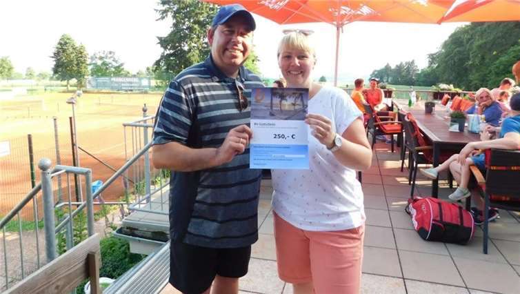 Vorsitzender Peter Hack mit der strahlenden Siegerin Claudia Herrmann.