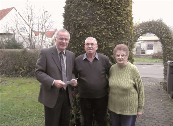 Vorsitzender Peter Kirst überreicht dem Jubilar die Glückwünsche der AWO Bendorf. Peter Kirst
