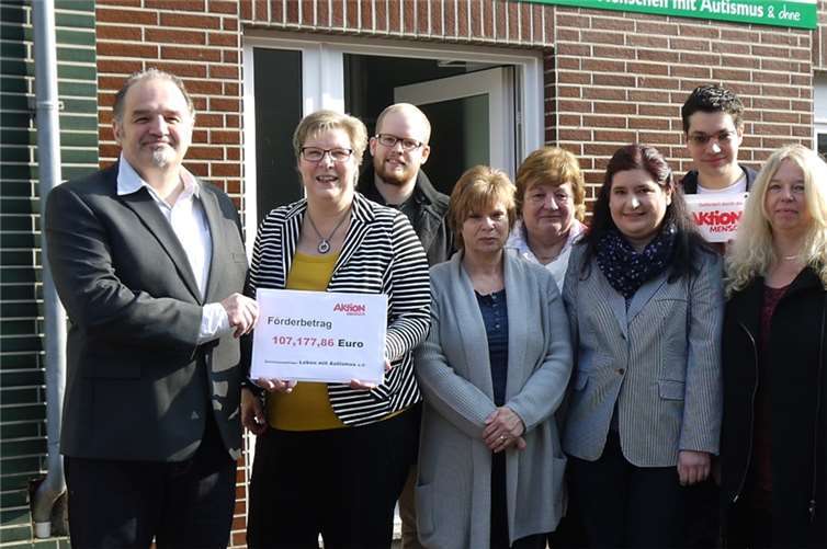 Vorsitzender Peter Schumacher (v.l.), Petra Kalkbrenner, Heilpädagoge Simon Schreiber, Betreuerin Birgit Pahlke, Elisabeth Kümpel, Andrea Hupperich (Vorstand), Betreuer Lars Reichenbächer und Monika Henk, Mitbegründerin des Vereins, freuen sich über die Projektförderung. privat