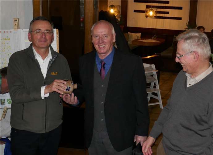 Vorsitzender Prof. Dr. Wolfgang Schmid, Edwin Umbach und Kassenwart Gernot Schwingeler bei der Spendenübergabe.Hermann Poschka