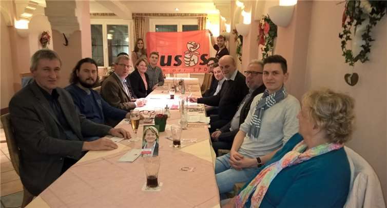 Vorsitzender Rainer Zimmermann freute sich, neben den Mitgiedern des SPD-Ortsvereins Linz auch die Landtagskandidatin Birgit Haar und die Arbeitsgemeinschaft der Jusos begrüßen zu können. privat