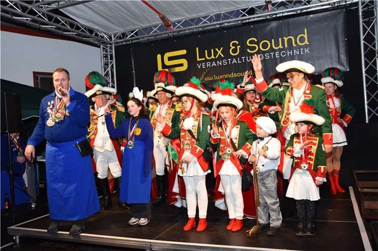 Vorsitzender Ralf Büser konnte viele Gäste auf der Niederdeeser Karnevalsbühne begrüssen. Darunter auch die Stadtsoldaten Rheinbach. Foto: EICH