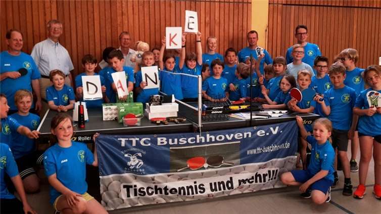 Vorsitzender Ralf Meuter, Schatzmeister Manfred Weizbauer und Activity-Beauftragter Georg Persch sowie die Trainer Mark Salewski, Supinda Meuter, Denise Hölzer und Manfred Engel freuen sich zusammen mit den jungen Sportlerinnen und Sportler über die Spendenübergabe.Foto: privat