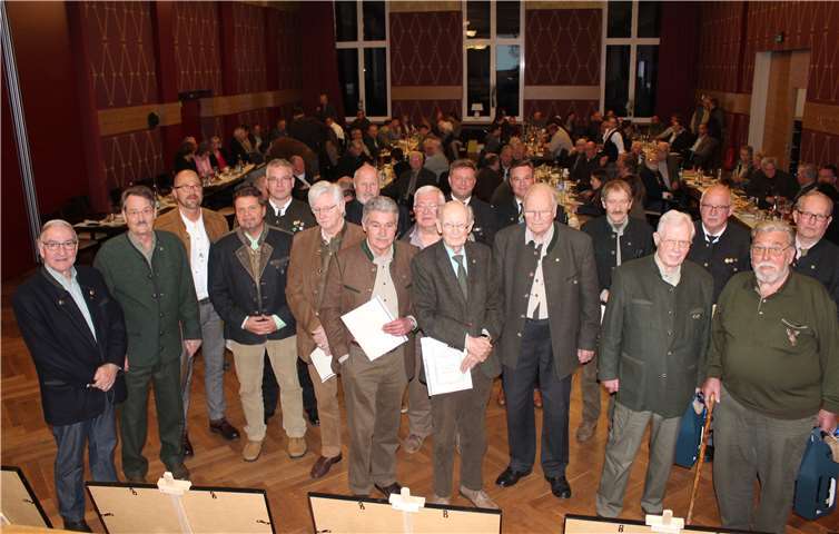 Vorsitzender Ralf Schmidt (Vierter von links) bei den Ehrungen.Foto: WITE