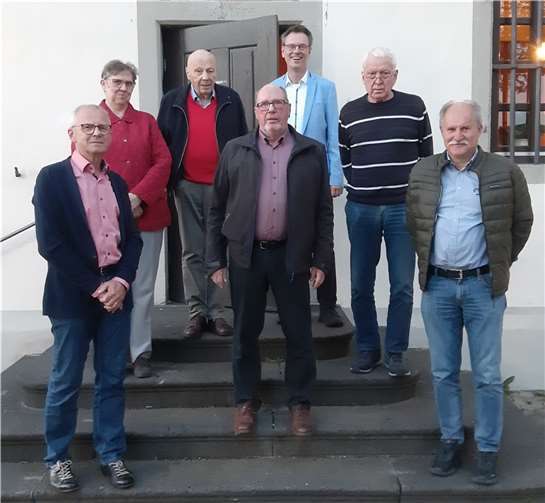 Vorsitzender Reinhard Auer (links) dankt Helmut Adam (Mitte) für seinen zuverlässigen Dienst als Kassierer des Fördervereins Sankt Arnulf e.V. Foto: Christian Schmitz