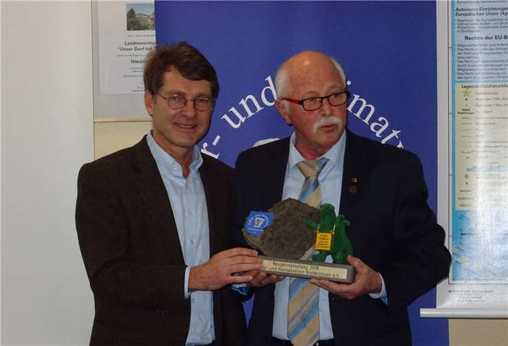 Vorsitzender Richard Keuler (r.) bedankte sich bei Reinhard Wolff miteinem Basalt-Krotzen, den Heinz „Manes“ Schröder bearbeitet hatte.