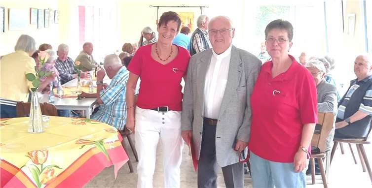 Vorsitzender Robert Zimmermann mit Stellvertreterin Marie-Luise Sturm (re.) und Schriftführerin Monika Müller. Foto: privat