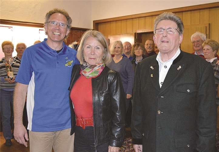Vorsitzender Roland Janik (l.) konnte Armgard Darms und Hans Bierikoven für vier Jahrzehnte Mitgliedschaft ehren.