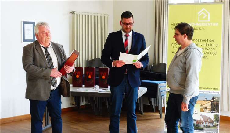 Vorsitzender Rudi Heller (v. l.) undRegionalvorsitzender Michael Möller ehrten Thomas Leisteraus Hausen. Leister gehört der Gemeinschaft seit 25 Jahren an,seine Mutter Marga Leister ist mit 95 Jahren das älteste Mitglied.