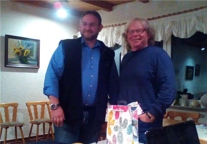 Vorsitzender Rüdiger Hof bedankte sich beim Referenten für den Abend. Privat