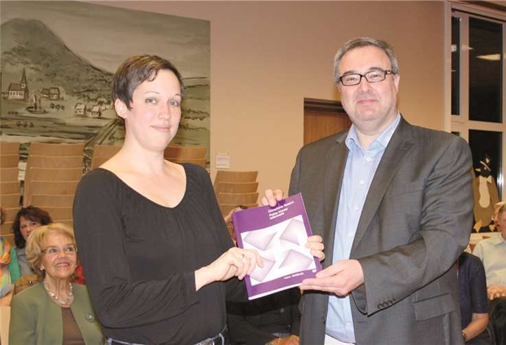 Vorsitzender Stefan Giffels heißt Ulrike Ludewig als neue Chorleiterin herzlich willkommen.privat