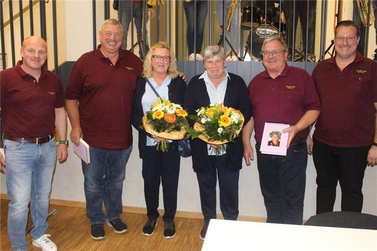 Vorsitzender Stefan Reck (links) und der 2. Vorsitzende Gino Gilles (rechts) ehrten in einer kleinen Feierstunde den bisherigen Vorsitzenden Heinz Junker (2. v. rechts) mit Ehefrau Maria und den bisherigen Kassierer Berthold Groß (2. v. links) mit Ehefrau Claudia.Foto: privat