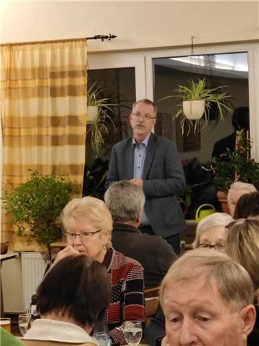 Vorsitzender Sven Lefkowitz bei seiner Begrüßung im Kreise der Gäste.  Foto: Martina Beate Jakoby