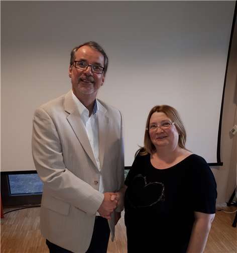 Vorsitzender Sven Lefkowitz gratuliert seiner einstimmig gewählten Stellvertreterin.  privat