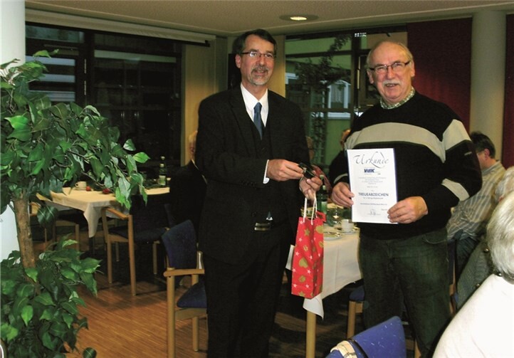 Vorsitzender Sven Lefkowitz (links) übergab die Ehrenurkunde an Horst Brilatus.privat