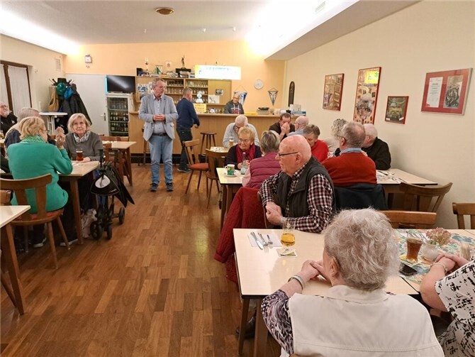 Vorsitzender Sven Lefkowitz (stehend) bei der Begrüßung.  Foto: Alexandra Eidenberg