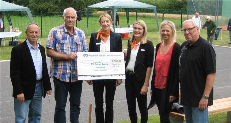 Vorsitzender TVB Josef Bartz, Abteilungsleiter Boule Manfred Basten, Vertreterinnen der Volksbank Christiane Jung und Lea Horbert, stellvertretende Vorsitzende TVB Astrid Israel, stellvertretender Abteilungsleiter Boule Reiner Heucher (v.l.).  privat