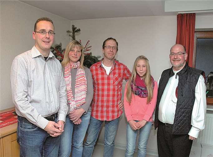 Vorsitzender Theo Müller mit der neu aufgenommenen Familie Friedrich mit Alexandra, Michael und Lara. Nicht anwesend Lena und Präses Pastor Axel Spiller. UM