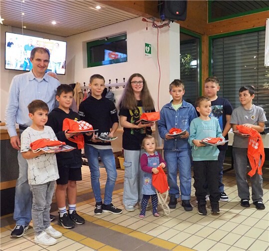 Vorsitzender Thomas Höfer mit Jugendgruppe des Anglerclub Urmitz. Foto: privat