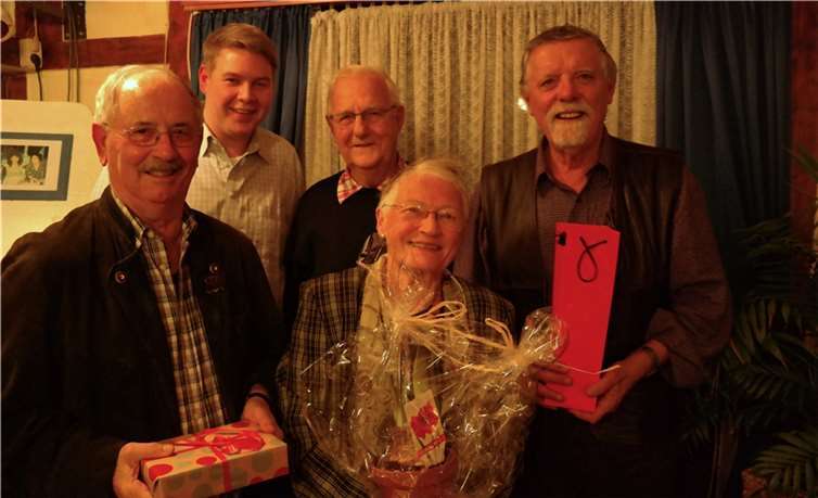 Vorsitzender Tobias Leuning (2.v.l.) dankte Ernst Ostermann, Werner Gleißner sowie Gabriele und Fritz Thürnau (v.l.).privat