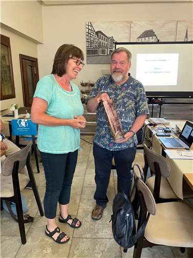 Vorsitzender Ulf Neelsen dankt Ingrid Neubusch für den engagierten Vortrag.  Foto:Frank Gielow