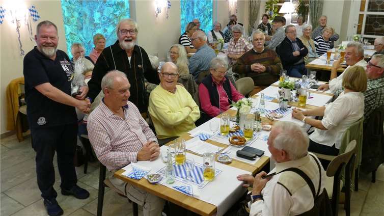 Vorsitzender Ulf Neelsen (li) dankte Horst Schagerer für seine langjährige Tätigkeit im Vorstand.  Foto: Jürgen Schumacher