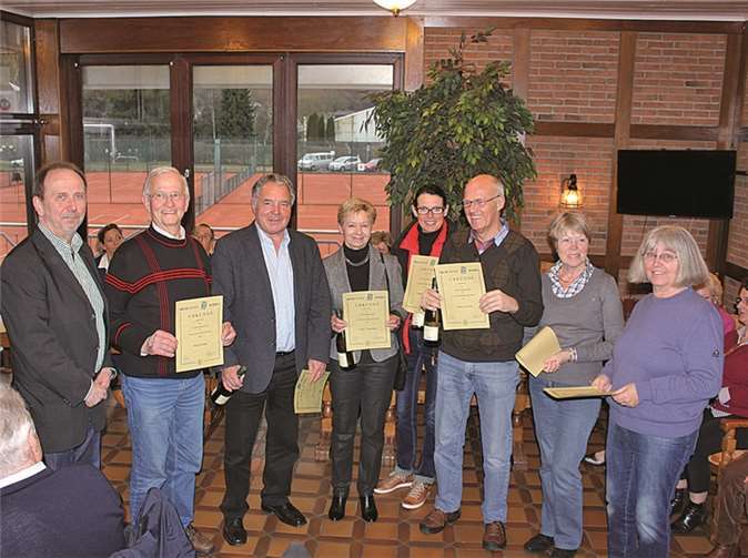 Vorsitzender Uli Adams dankte für langjährige Treue zum Verein Alfred Eckes, Klaus Krämer, Gabi Vogelsang, Dagmar Erben, Walter Erben, Magret Heyne-Hutmacher und Christa Schenk (v.li.). privat