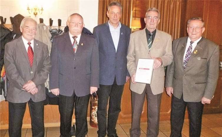 Vorsitzender Uwe Schemmann mit den geehrten Vereinsmitgliedern Hans Fischer (Ehrennadel Gold), Herbert Doll (Ehrennadel Silber), Kurt Liesenfeld (Ehrenurkunde Deutscher Sängerbund) Karl-Heinz Müller (Kreis-Chorverband) (v.l.).privat