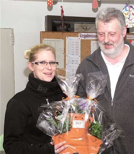 Vorsitzender Volker Nehmke übergab Nadine Brade den Sonderpreis für das beste Ergebnis.Privat
