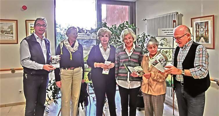 Vorsitzender Werner Hammes übergab die neuen Flyer des Fördervereins an den Vorstand. privat