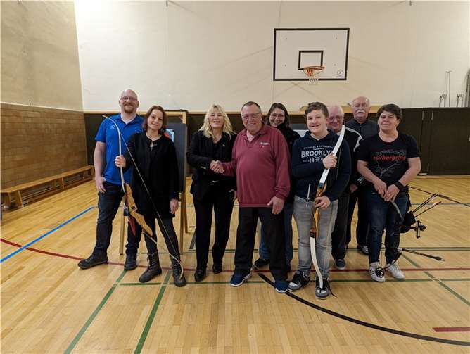 Vorsitzender Werner Schmickler würdigt Unterstützung durch Spende. Quelle: Family of Archer Wormersdorf