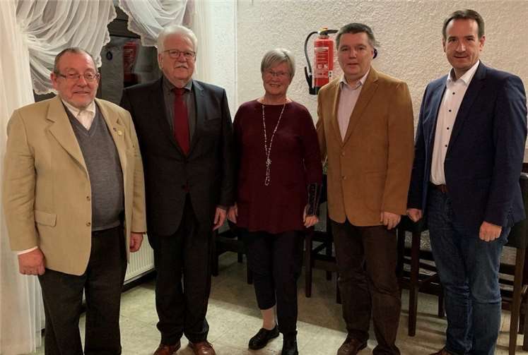 Vorsitzender Werner Schumacher gratuliert Gertrud Wagner.Fotos: CDU Weißenthurm