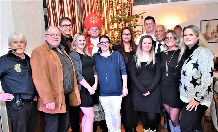 Vorsitzender Willi Hohn mit Nikolaus und seine Mitstreiter: (links:) Liedermacher und Autor Bernd Schumacher Eich