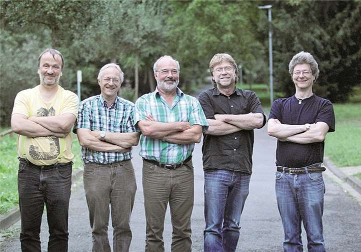 Vorsitzender Willi Marmé (2. Von rechts) mit dem 2. Vorsitzenden Dieter Heßler (3. von rechts), Schatzmeister Sven Harmsen-Brumme (links), Schriftführer Winfried Dietz (2. von links) und Archivar Kurt Hoffmann (rechts). privat