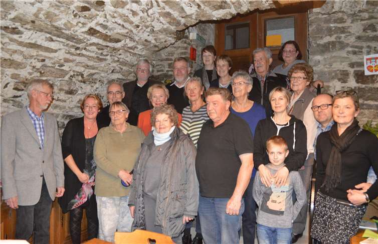 Vorsitzender Wolfgang Dahl und die Zweite Vorsitzende Beate Reich (Zweite von links) ehrten die Blumenschmucksieger. AB