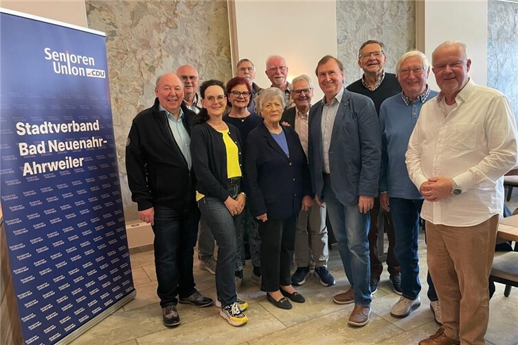 Vorsitzender Wolfgang Heinen (4. v. r.) im Kreis seines Vorstandsteams