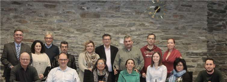 Vorsitzender Wolfgang Lübke (hinten li.) sowie Frau Abir Ali (hinten 2 v.li.) und die anwesenden Beiratsmitglieder. Georg Schuch